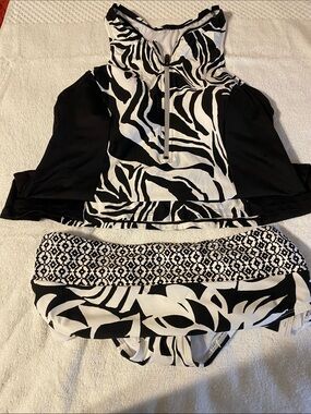 24th & Ocean Black and White Patterned Tankini Swim Set